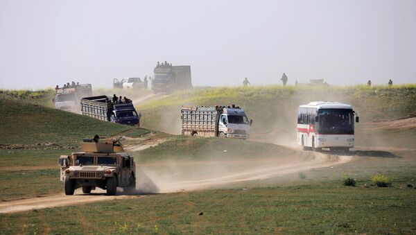 Los camiones con civiles salen del poblado sirio de Baguz - Sputnik Mundo