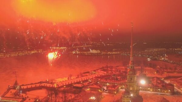 Fuegos artificiales culminan la celebración del Día del Defensor de la Patria en Rusia - Sputnik Mundo