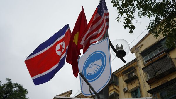Banderas de Corea del Norte y EEUU (archivo) - Sputnik Mundo