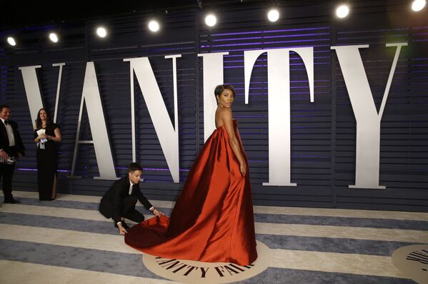 Sensualidad y elegancia: los atuendos más deslumbrantes de la 'afterparty' de los Oscar - Sputnik Mundo