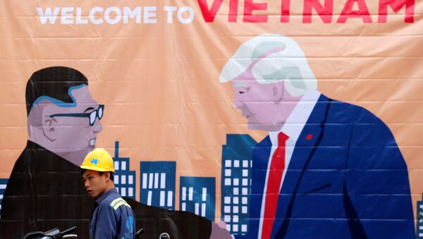 Una pancarta que representa al líder norcoreano, Kim Jong-un, y al presidente de Estados Unidos, Donald Trump, antes de la cumbre entre Corea del Norte y Estados Unidos en Hanói - Sputnik Mundo
