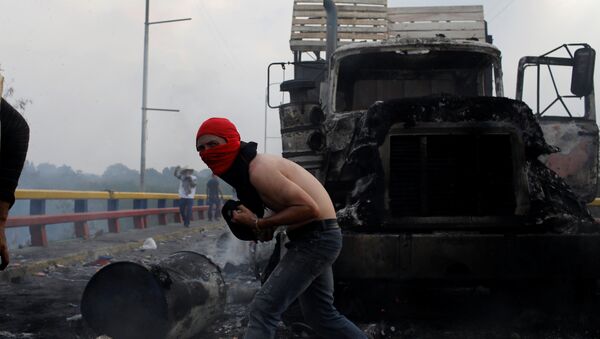 Un camión quemado en la frontera entre Venezuela y Colombia - Sputnik Mundo