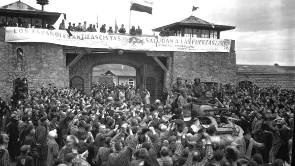Los prisioneros españoles de Mauthausen saludan a la 11 División Acorazada de EEUU durante su liberación - Sputnik Mundo