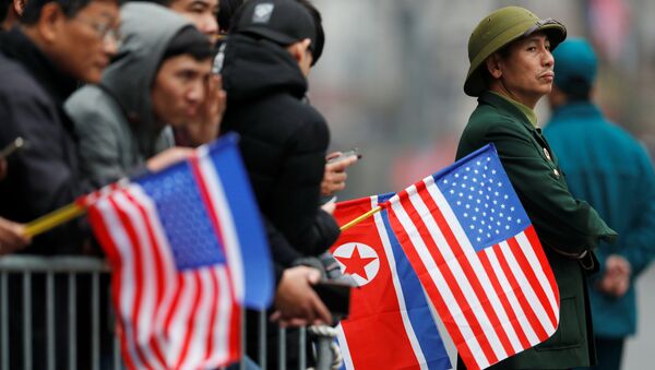 Banderas de Corea del Norte y EEUU en Hanói - Sputnik Mundo
