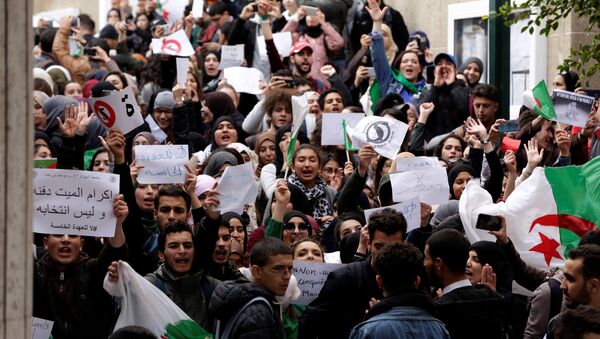 Estudiantes protestan en el campus universitario contra el plan del presidente Abdelaziz Bouteflika de extender su gobierno - Sputnik Mundo