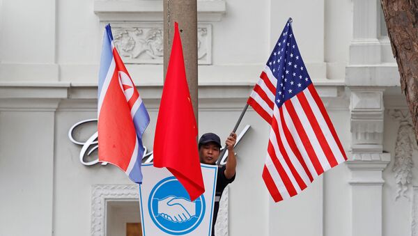 Banderas de Corea del Norte, Vietnam y EEUU en Hanói - Sputnik Mundo
