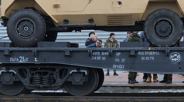 Un tren con trofeos incautados a los terroristas en Siria inicia su viaje por Rusia - Sputnik Mundo
