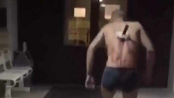 Un ruso sale a fumar con un cuchillo clavado en la espalda: Está usted a punto de morir - Sputnik Mundo
