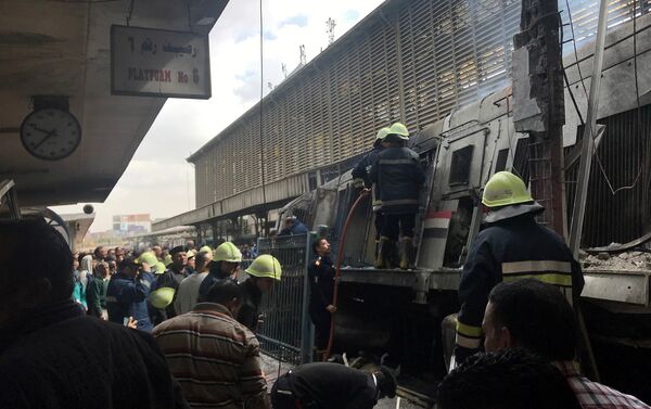Bomberos en el lugar del descarrilamiento de un tren en El Cairo - Sputnik Mundo