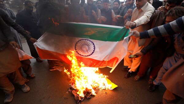 Queman en Pakistán la bandera de la India contra la violencia aerea - Sputnik Mundo