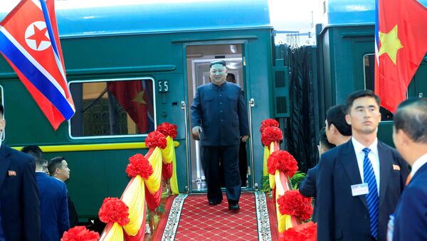 El líder de Corea del Norte, Kim Jong-un, llega a la ciudad fronteriza con China en Dong Dang, Vietnam, el 26 de febrero de 2019. - Sputnik Mundo