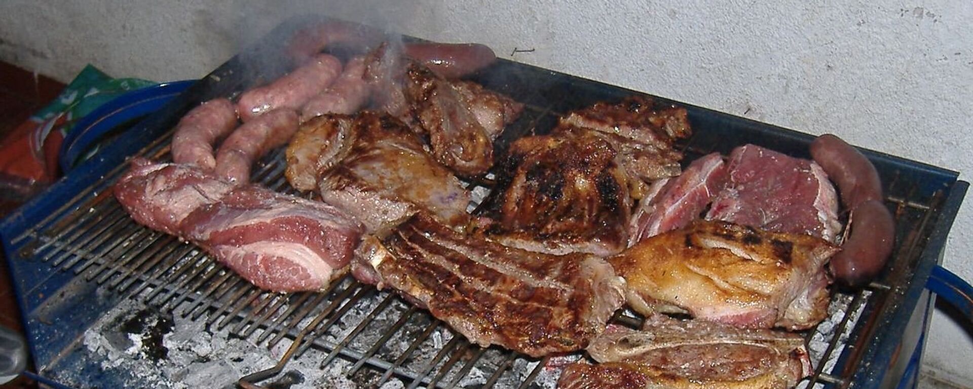 Hasta hace poco, la polémica que involucraba al asado en Argentina era si hacerlo con leña o carbón. Hoy, es la mera posibilidad de comprar la carne. - Sputnik Mundo, 1920, 14.02.2023
