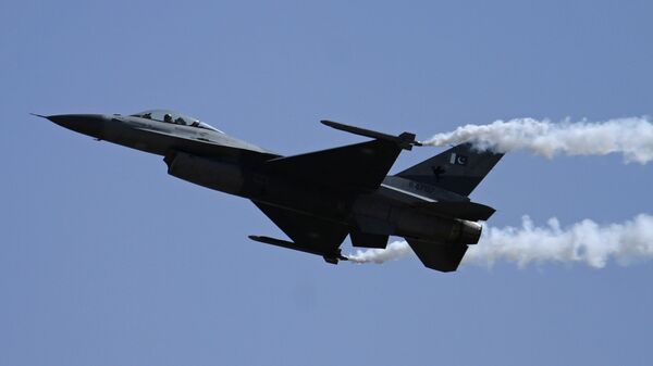 Un caza paquistaní F-16 - Sputnik Mundo