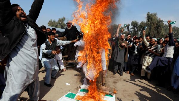 Queman en Pakistán la bandera de la India contra la violencia aerea - Sputnik Mundo