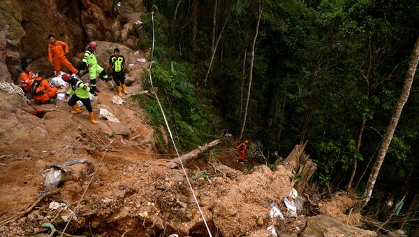 La operación de rescate en una mina ilegal en Indonesia - Sputnik Mundo