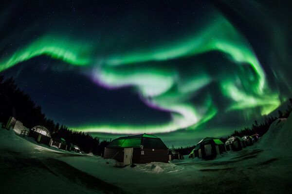 Ovnis, tornados y nubes de hongo: a esto se parecen las auroras boreales en Finlandia - Sputnik Mundo