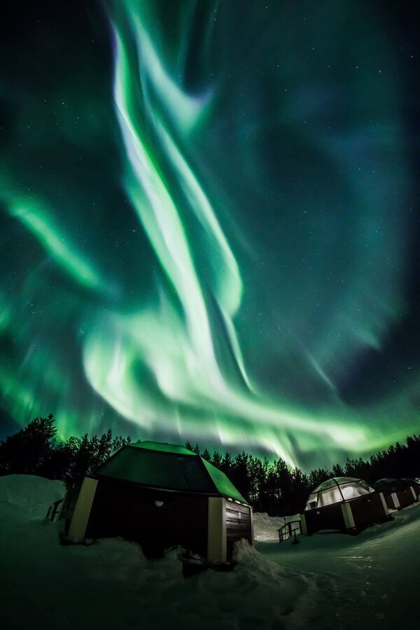 Ovnis, tornados y nubes de hongo: a esto se parecen las auroras boreales en Finlandia - Sputnik Mundo