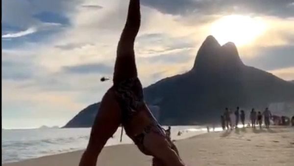 La postura del helicóptero: el vídeo de yoga que se está haciendo viral - Sputnik Mundo