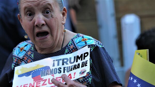 Mujer con carteles contra la intervención de EEUU en Venezuela participa de una marcha en la Ciudad de México - Sputnik Mundo