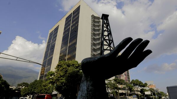 La esculptura de una bomba de gasóleo frente a la sede de la empresa venezolana PDVSA - Sputnik Mundo