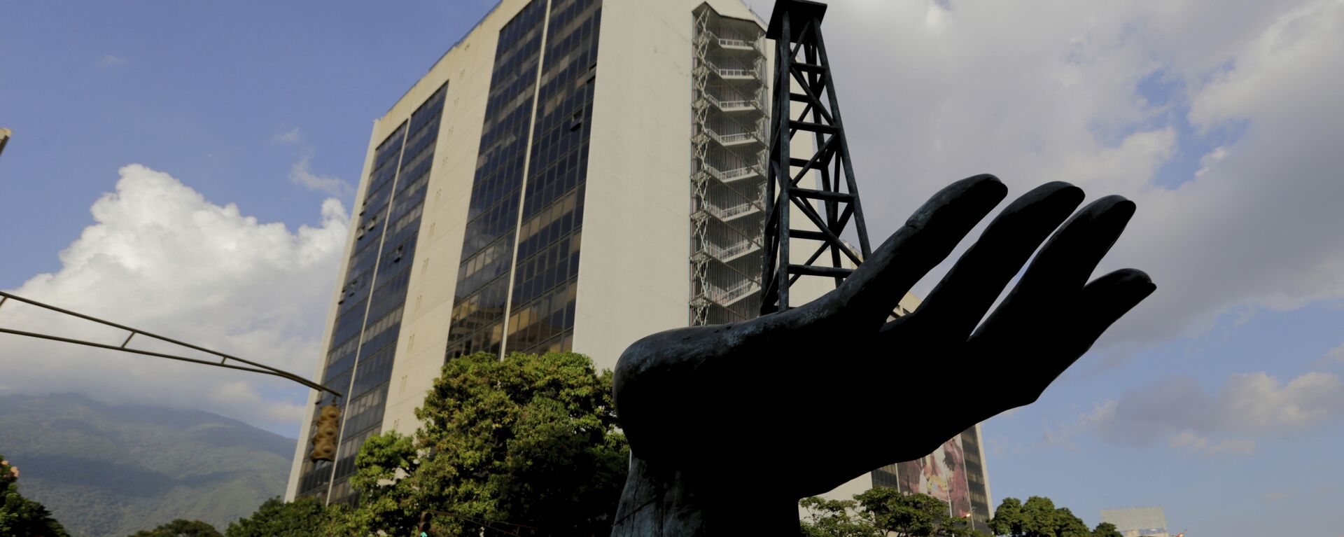 La esculptura de una bomba de gasóleo frente a la sede de la empresa venezolana PDVSA - Sputnik Mundo, 1920, 07.09.2021