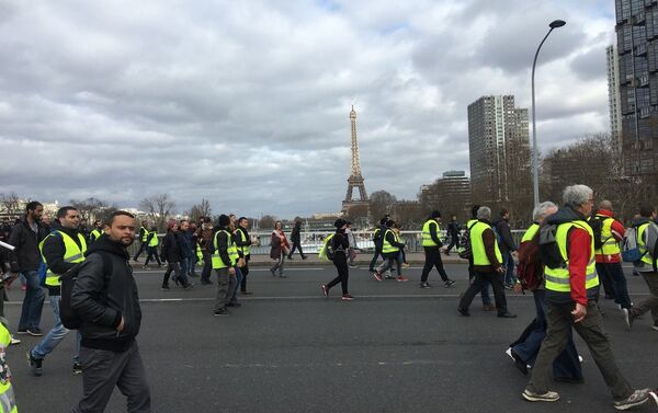 Las protestas de los 'chalecos amarillos' en París - Sputnik Mundo