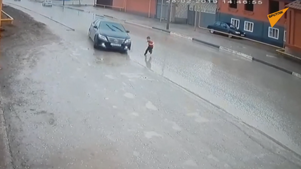 Un niño ruso se salva milagrosamente de ser atropellado por un automóvil - Sputnik Mundo