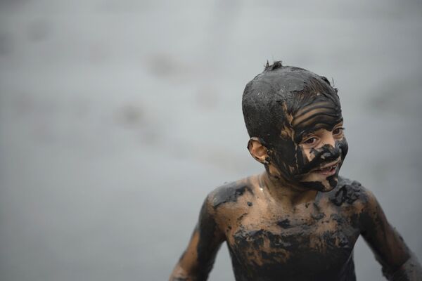 Un niño en el festival de barro Bloco da Lama en Brasil. - Sputnik Mundo