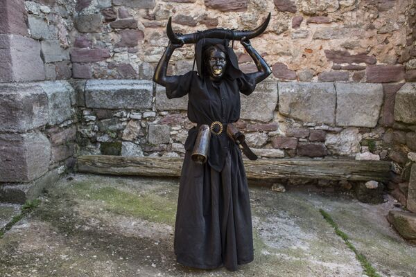Diablos negros y almas errantes: los diablos de Luzón salen a las calles en España - Sputnik Mundo