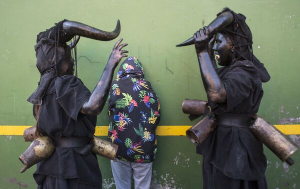 Diablos negros y almas errantes: los diablos de Luzón salen a las calles en España - Sputnik Mundo