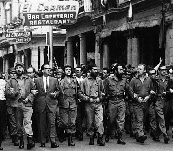 Fidel Castro, Osvaldo Dorticós y Che Guevara marchan por las víctimas de la explosión del buque francés La Coubre en La Habana, en 1960 - Sputnik Mundo