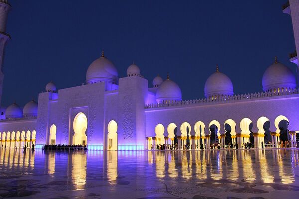 La mezquita Sheikh Zayed de noche, en Abu Dabi, EAU - Sputnik Mundo