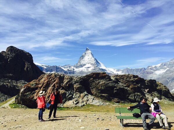 Los turistas con el monte Cervino al fondo, en la frontera entre Suiza e Italia - Sputnik Mundo