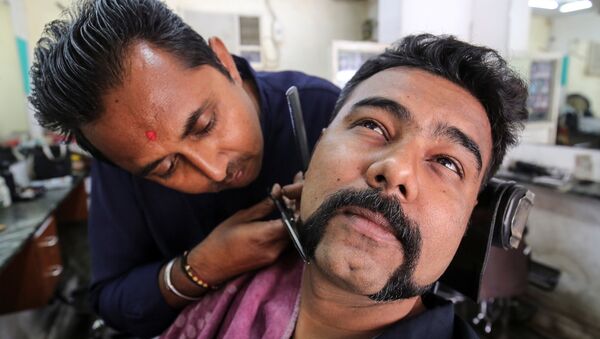 Un hombre se corta el bigote y la barba como el piloto Abhinandan Varthaman - Sputnik Mundo
