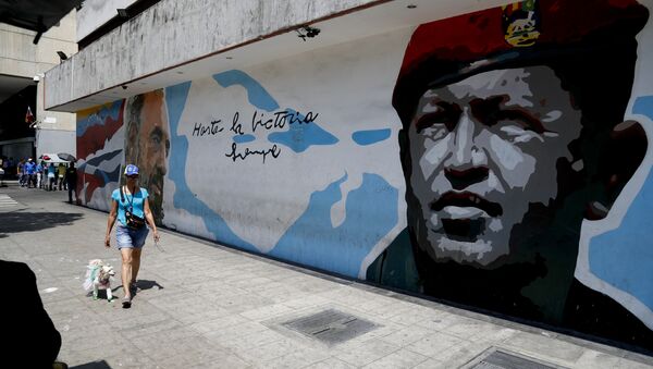 Un grafiti de Hugo Chávez, expresidente de Venezuela - Sputnik Mundo