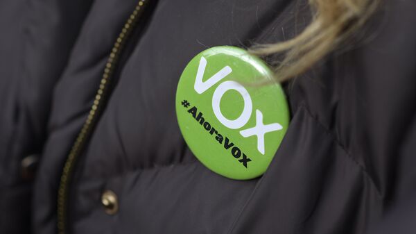 Una mujer lleva un alfiler que dice Vox, ahora - Sputnik Mundo