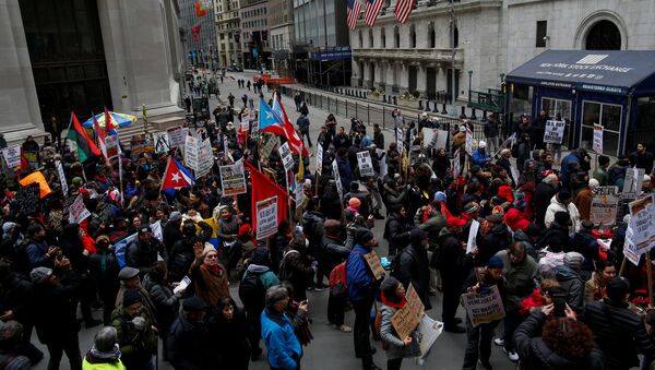La gente protesta contra la política exterior de Estados Unidos en Venezuela ante la Bolsa de Valores de Nueva York - Sputnik Mundo