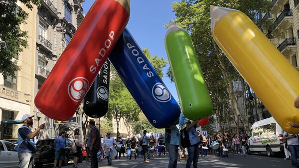 Protesta docente en la Avenida de Mayo de Buenos Aires, en reclamo de mejoras salariales - Sputnik Mundo