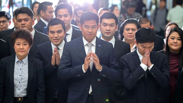 Los miembros del partido opositor Thai Raksa Chart llegan a la Corte en Bangkok, Tailandia - Sputnik Mundo