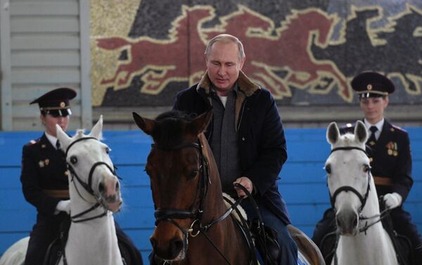Vladímir Putin, presidente ruso, monta a caballo en una visita al regimiento de la Policía de Turismo - Sputnik Mundo