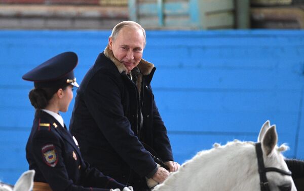 Vladímir Putin, presidente ruso, monta a caballo en una visita al regimiento de la Policía de Turismo - Sputnik Mundo