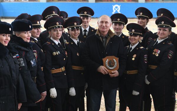 Vladímir Putin, presidente de Rusia, tras montar a caballo en una visita al regimiento de la Policía de Turismo - Sputnik Mundo