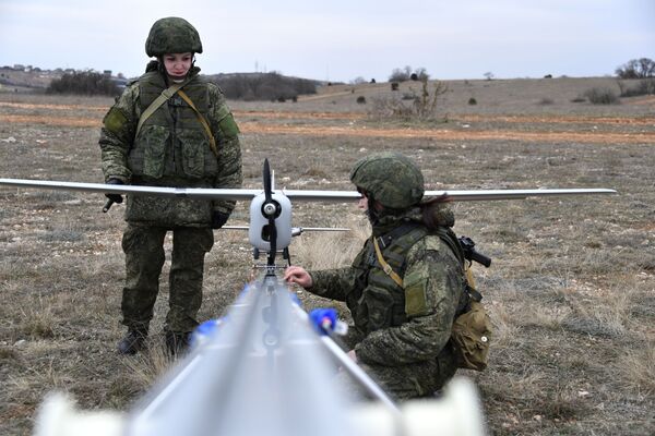 Preciosas y fuertes: así las militares rusas elevan al aire el dron Orlan-10 - Sputnik Mundo
