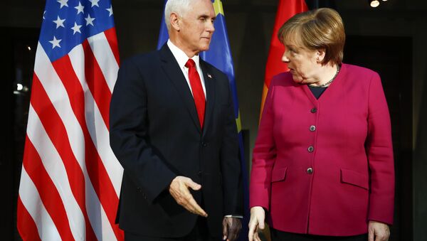 Mike Pence, vicepresidente de EEUU, y Angela Merkel, canciller de Alemana, durante la Conferencia de Seguridad de Munich (Alemania), el 16 de febrero de 2019 - Sputnik Mundo