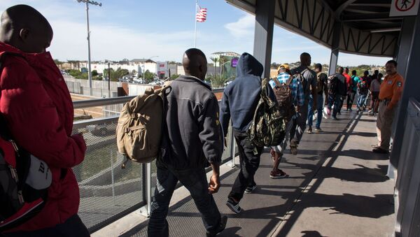 Haitian migrants seeking asylum in the United States, queue at El Chaparral border crossing in the hope of getting an appointment with US migration authorities, in the Mexican border city of Tijuana, in Baja California, on October 7, 2016 - Sputnik Mundo
