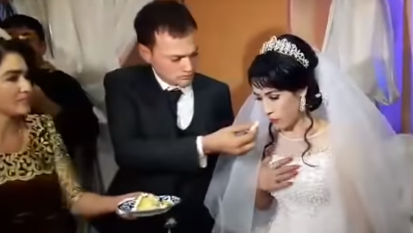 Un hombre golpea a su esposa en plena boda - Sputnik Mundo