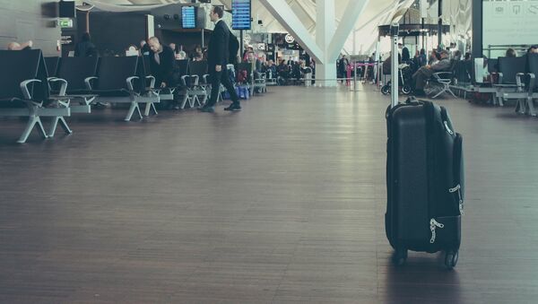 Una maleta en un aeropuerto (imagen referencial) - Sputnik Mundo