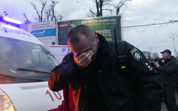 Un policía sufrido en disturbios en la ciudad de Cherkasy - Sputnik Mundo