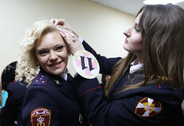 Belleza de armas tomar durante el certamen de Miss Guardia Nacional de Moscú - Sputnik Mundo