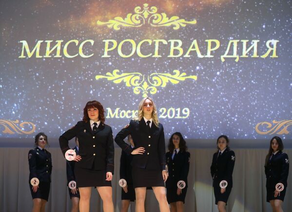 Belleza de armas tomar durante el certamen de Miss Guardia Nacional de Moscú - Sputnik Mundo